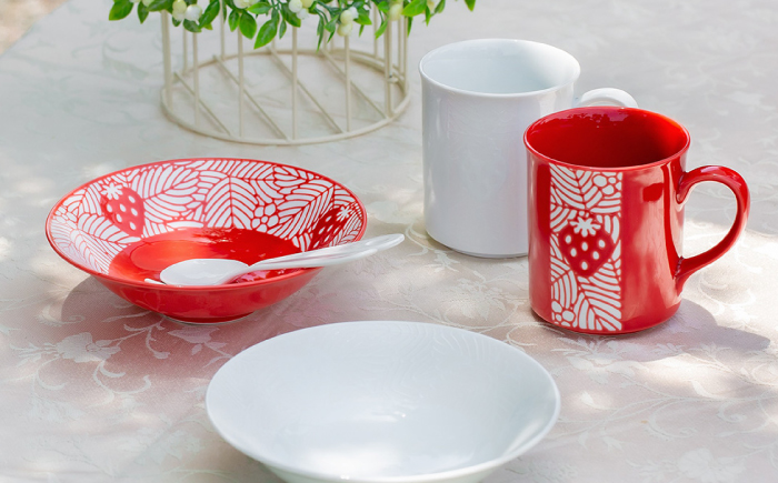 【波佐見焼】苺ミルク 平ボウル 〈赤〉 2点セット【西海陶器】 [OA467]