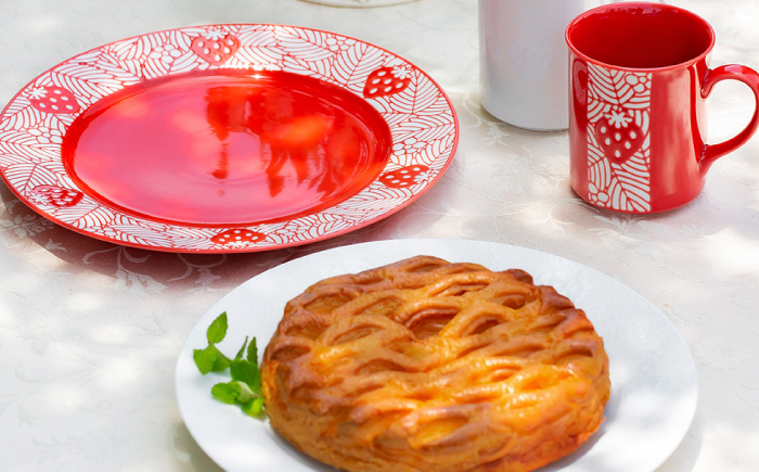 【波佐見焼】苺ミルク 8寸プレート 〈赤〉 2点セット【西海陶器】 [OA470]