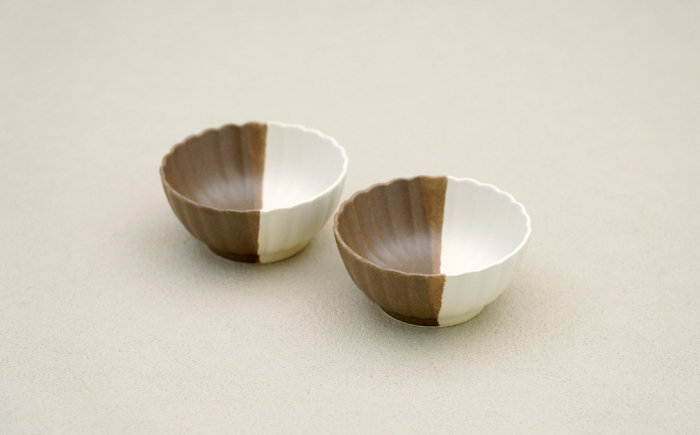 【波佐見焼】花しのぎ 丸小付 ペア ハーフカラー（栗/白）【団陶器】 [PB188]