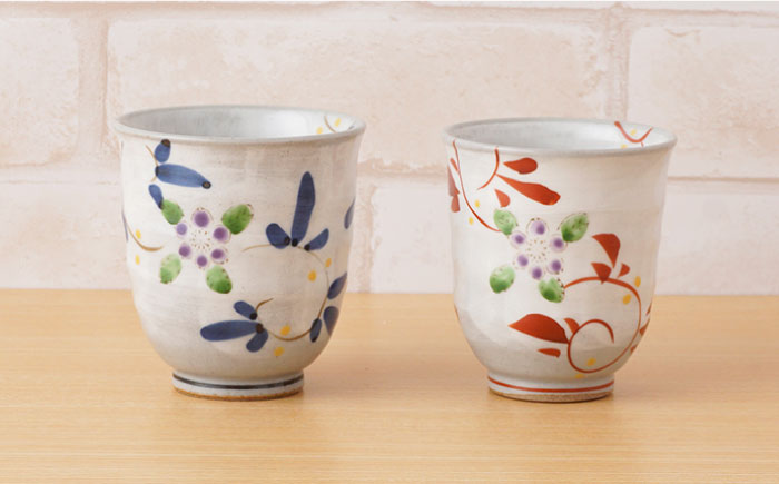 【波佐見焼】唐草小花 茶碗・コップ（青大・赤小）セット【陶もと】 [PE30]