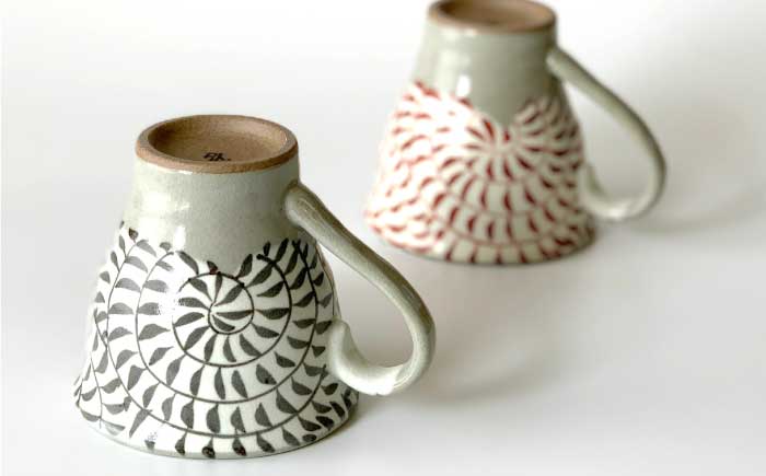 【波佐見焼】マグカップ ペアセット 面取唐草（レッド・ブラック）【ROXY・HASAMI】 [SB106]