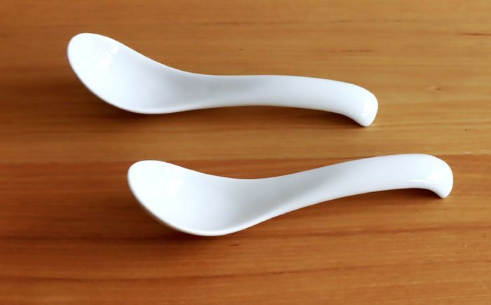 【白山陶器】【2人分の食器】よしず彫6寸めん丼とレンゲ 白磁 4ピースセット [TA141]