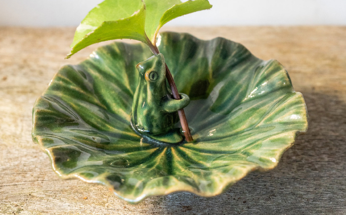 【波佐見町の陶芸作家 長瀬渉】蓮の上の蛙一輪挿し（中） 陶器 【ながせ陶房】 [UB03]