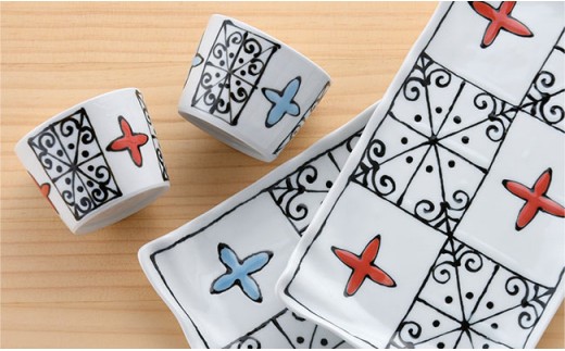 【波佐見焼】教会シリーズ市松十字唐草 プレート ミニカップ 赤・青 セット【大新窯】 [DC20]