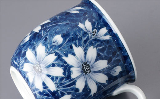 【波佐見焼】『2019年 現代の名工受賞！』染付 マグカップ コスモス（2個揃）【青以窯】 [HD02]