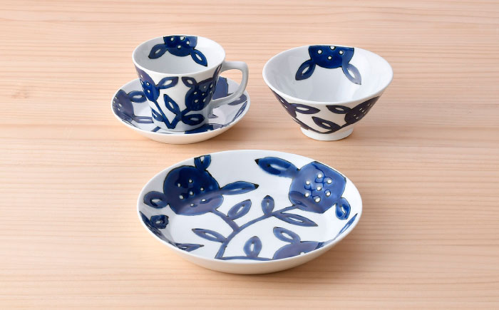 【波佐見焼】愛花柄 皿（大・小） マグカップ 茶碗 4点セット【大新窯】 [DC168]