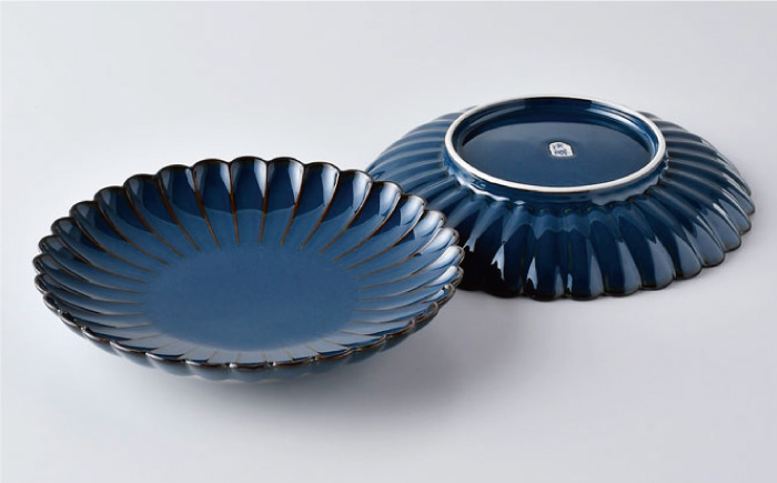 【波佐見焼】菊彫 7寸皿 プレート ネイビー 2枚セット 輪花皿【洸琳窯】 [GE55]