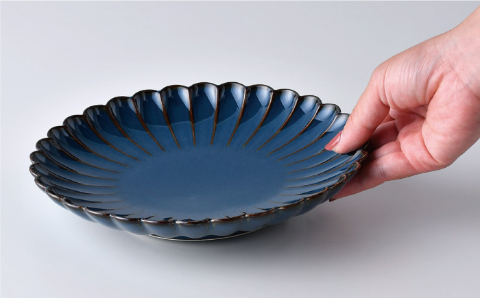 【波佐見焼】菊彫 7寸皿 プレート 白マット・ネイビー ペアセット 輪花皿【洸琳窯】 [GE56]