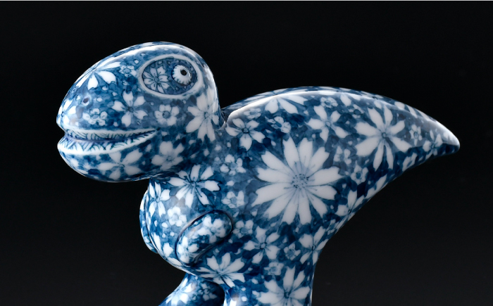 【波佐見焼】染付 恐竜 花紋 二クス 置物大 インテリア【ふきの陶】 [NF04]