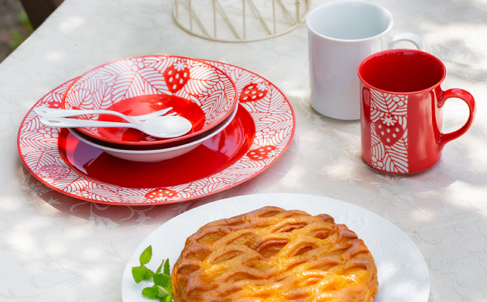 【波佐見焼】苺ミルク 平ボウル 〈赤〉 2点セット【西海陶器】 [OA467]