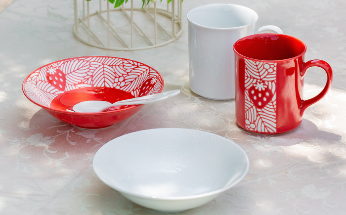 【波佐見焼】苺ミルク 平ボウル 〈赤/白〉 2点セット【西海陶器】 [OA469]