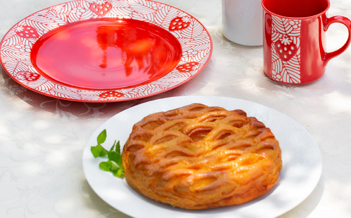 【波佐見焼】苺ミルク 8寸プレート 〈赤/白〉 2点セット【西海陶器】 [OA472]