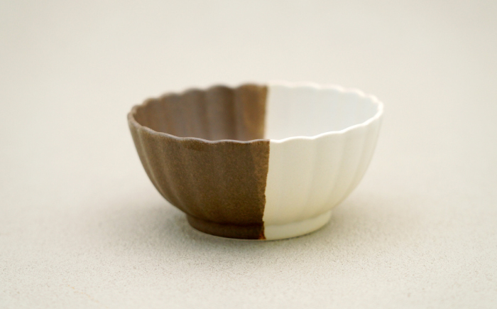 【波佐見焼】花しのぎ 丸小付 ペア ハーフカラー（栗/白）【団陶器】 [PB188]