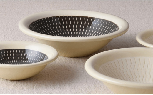 【波佐見焼】アイボリー飛び鉋（かんな）ほっこりボウル白・黒ペアセット 小鉢 ボウル 食器 食器 皿 【利左エ門窯】 [QB10]