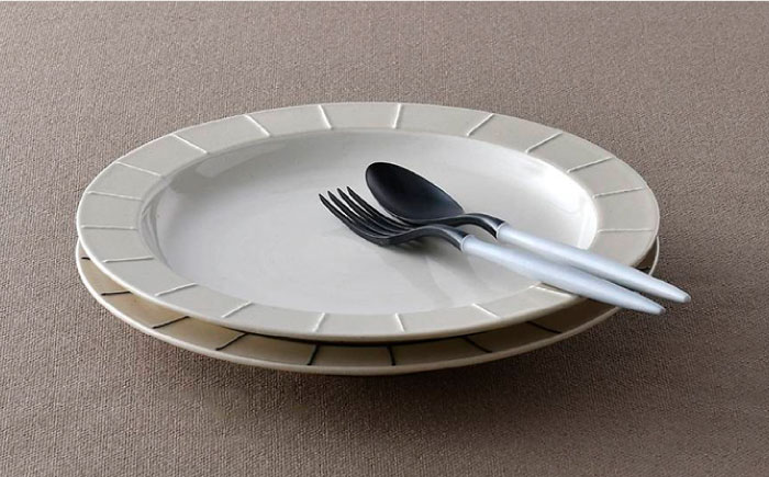 【波佐見焼】イッチン リム付 24cm プレート （白/黒） ペアセット【利左エ門窯】 [QB50]