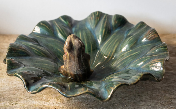 【波佐見町の陶芸作家 長瀬渉】蓮の上の蛙一輪挿し（大） 陶器 【ながせ陶房】 [UB02]