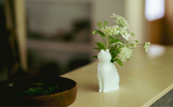 【波佐見焼】zen to ひがし ちか 花器「愛 編む 磁器猫」白猫 1点【中善】 [YE49]