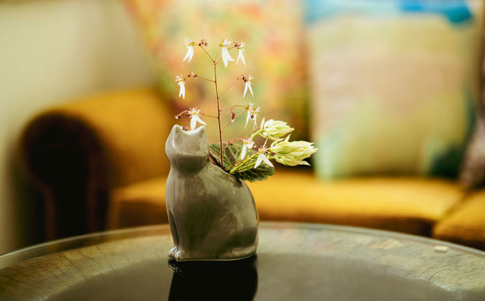 【波佐見焼】zen to ひがし ちか 花器「愛 編む 磁器猫」黒猫 1点【中善】 [YE50]