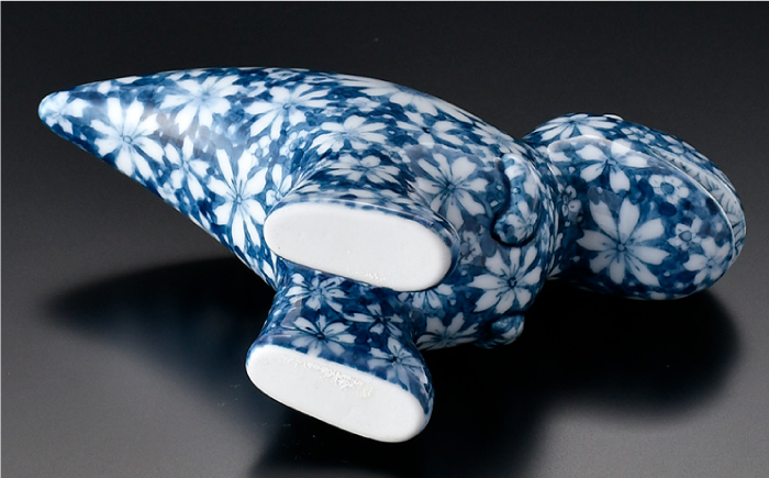 【波佐見焼】染付 恐竜 花紋 二クス 置物大 インテリア【ふきの陶】 [NF04]