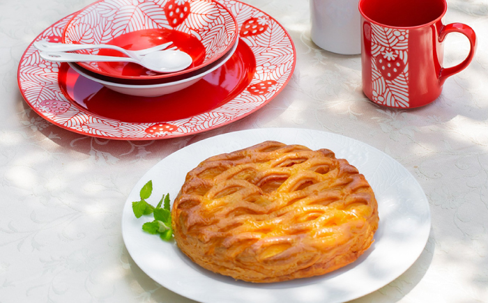 【波佐見焼】苺ミルク 平ボウル 〈赤/白〉 2点セット【西海陶器】 [OA469]