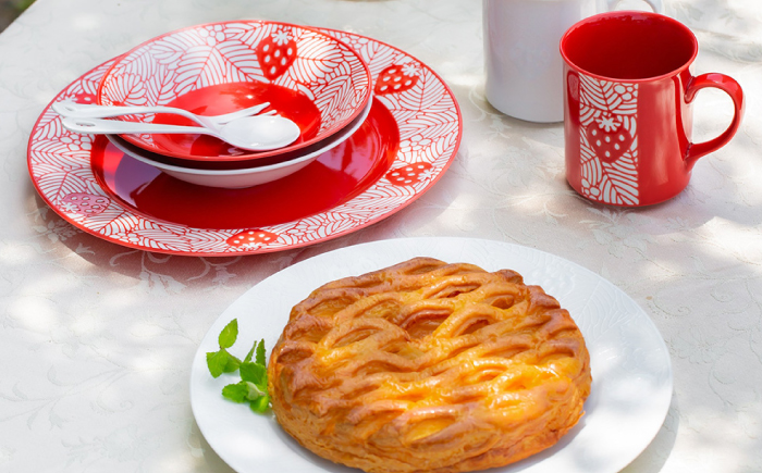 【波佐見焼】苺ミルク 8寸プレート 〈赤/白〉 2点セット【西海陶器】 [OA472]