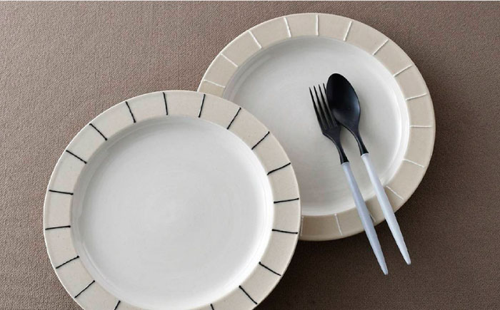 【波佐見焼】イッチン リム付 24cm プレート （白/黒） ペアセット【利左エ門窯】 [QB50]