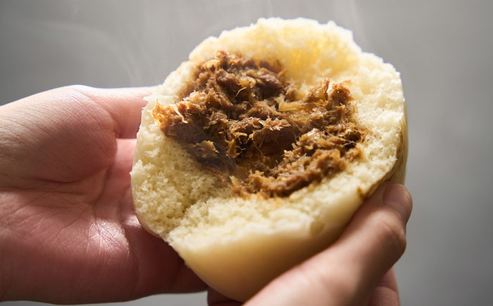 長崎名物 皮付三枚肉の角煮まん5個・角煮そぼろまん5個 [QAX024]