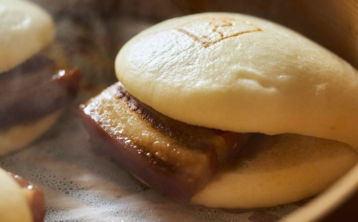 【月替わり12回定期便】長崎名物 皮付三枚肉の角煮まん 5個・長崎県産豚角煮まん 5個・角煮そぼろまん 5個 [QAX092]