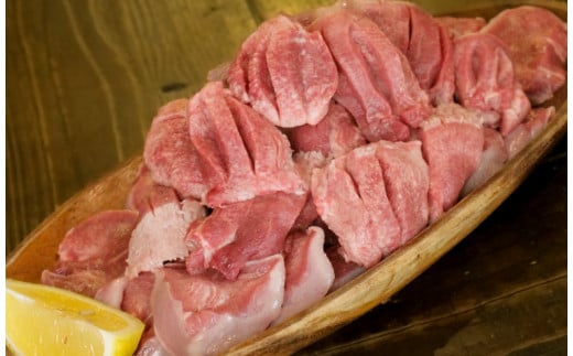 熊本県産 丸ごと 豚 タン 約1kg （約250×4） 極上 焼肉 豚肉 肉