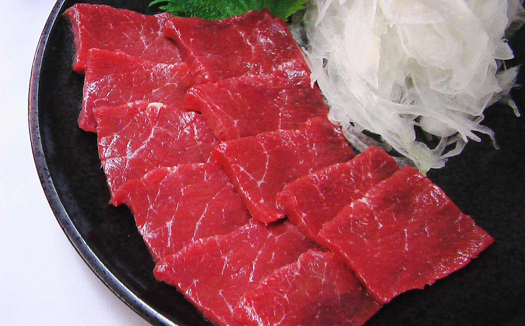 【年4回定期便】くまもとのお肉満喫定期便 (馬刺し・くまもとあか牛ハンバーグ・くまもと黒毛和牛・天草大王水炊きセット)