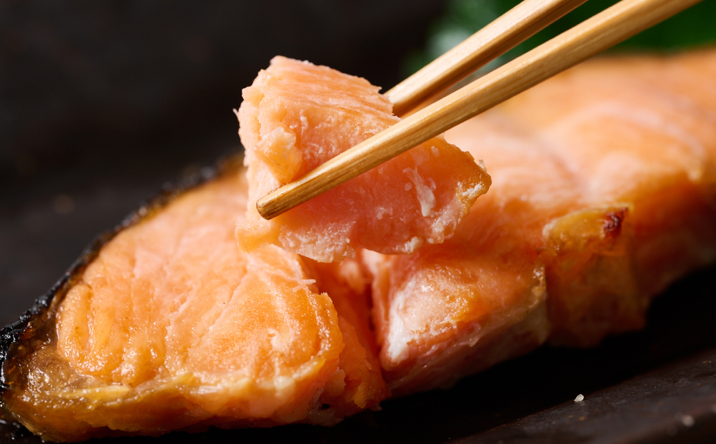 【定期便3回】厚切り プレミアム銀鮭切身 500g（500g×1パック）ギンザケ お弁当 おかず レシピ 焼き魚 ムニエル 冷凍 サケ さけ シャケ 切り身 魚 魚介 甘塩