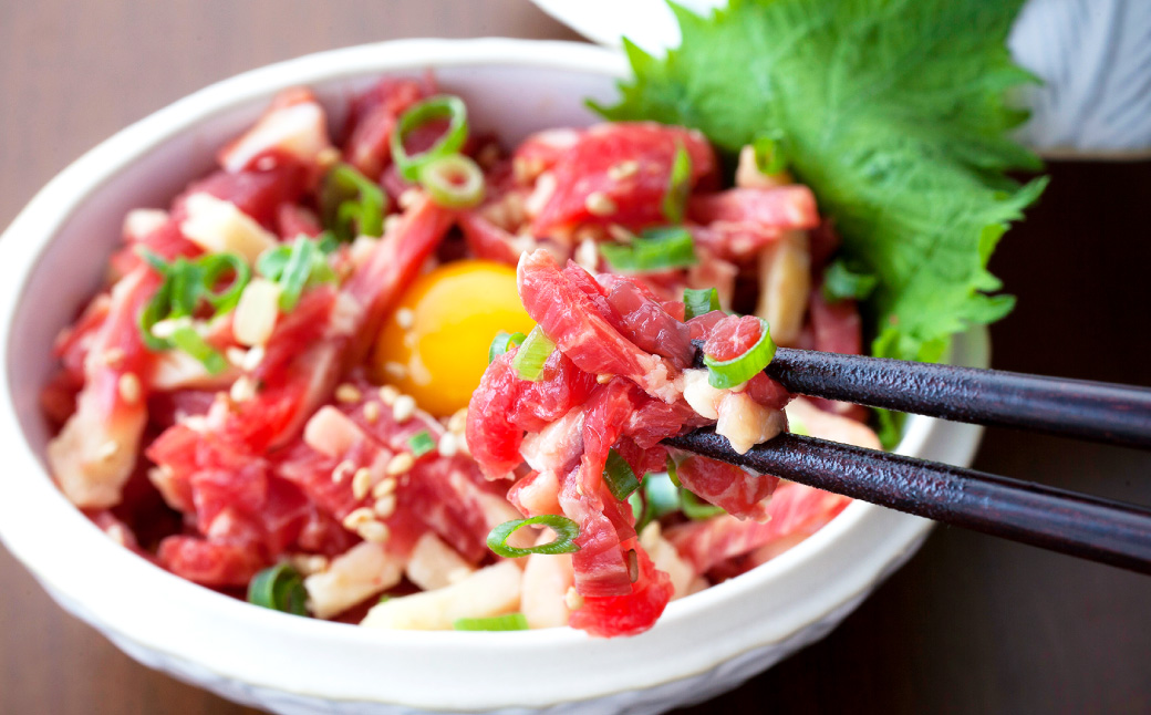 熊本 馬刺し 上霜降り(トロ) 馬肉ユッケ 合計 1kg セット トロ 馬肉 ユッケ 生姜 たれ