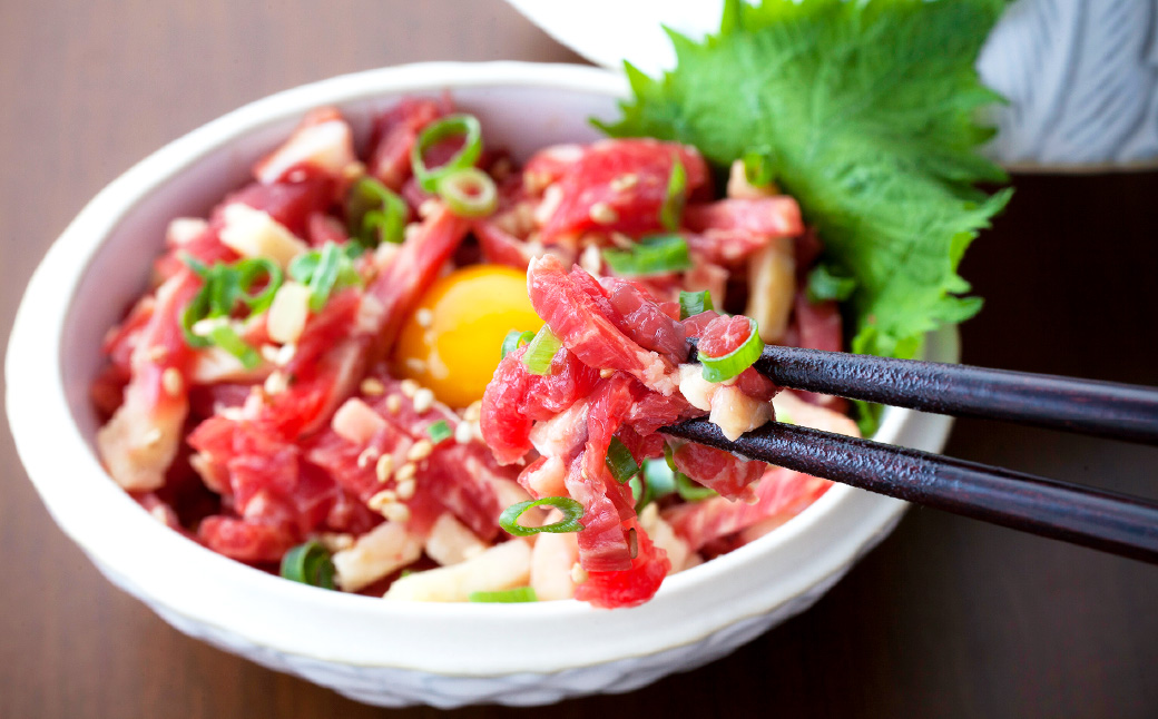 熊本 馬刺し 極上霜降り(大トロ) 馬肉ユッケ 合計 400g セット 馬肉 霜降り 大トロ ユッケ たれ 生姜