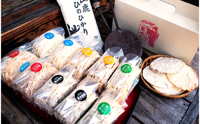 【6回定期便】【こだわり抜いた厳選素材】米せんべい（えび味、のり味、元祖塩味、玄米塩味、黒米塩味）& ヒノヒカリ のセット 【せんべい工房】 [ZBQ007]