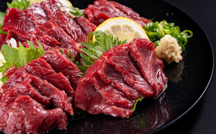 【年内発送は12月21日ご入金分まで！】赤身 馬刺し 1kg (100g×10P)  【合同会社　長岡フーズ】 [ZFR013]