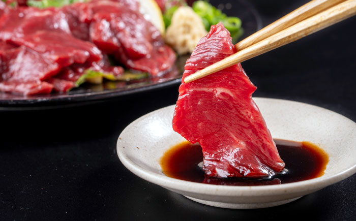 【全6回定期便】赤身馬刺し・馬肉さくらユッケ セット 【合同会社　長岡フーズ】 [ZFR031]