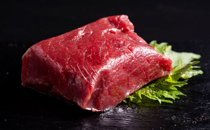 【全3回定期便】 赤身 馬刺し 1kg (100g×10P)  【合同会社　長岡フーズ】 [ZFR014]