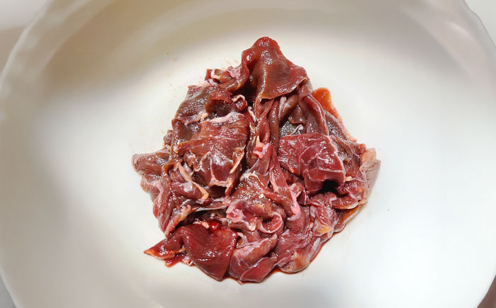 【全12回定期便】ペット用 馬肉 切り落とし (2kg)  【合同会社　長岡フーズ】 [ZFR060]