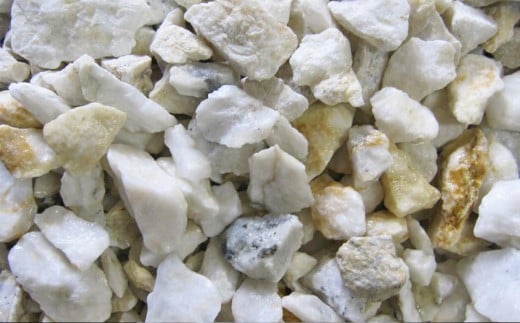 庭砂利 あまくさ石灰石砂利（8mm～20mm） 約20kg袋入り 合計約20kg 天草石 砂利 石灰石 ホワイト 白 じゃり 石 天然石 庭 熊本県 上天草市