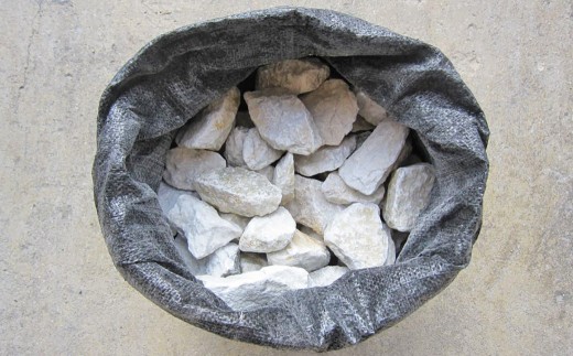 【15個口】庭石、ごろた石 あまくさ石灰石小粒（40mm～60mm） 約20kg土嚢袋入り 合計約300kg 天草石 小粒 石灰石 ホワイト 白 小石 石 天然石 庭 熊本県 上天草市