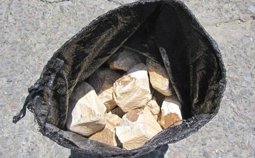 庭石、ごろた石 天草中粒（60mm～150mm） 約20kg土嚢袋入り 合計約20kg 天草石 中粒 ブラウン 茶色 石 天然石 庭 熊本県 上天草市