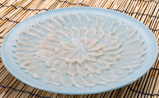 【数量限定】 【大皿】 【ミシュラン星付きのプロが愛用】 天草 とらふぐ 刺身 セット 3~4人前 焼ヒレ 付き 【2025年12月下旬～2026年3月下旬まで順次発送予定】ふぐ 河豚 フグ トラフグ 刺身 ふぐ刺し 皮刺し ひれ酒