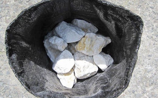庭石、ごろた石 あまくさ石灰石中粒（90mm～150mm） 約20kg土嚢袋入り 合計約20kg 天草石 中粒 石灰石 ホワイト 白 石 天然石 庭 熊本県 上天草市