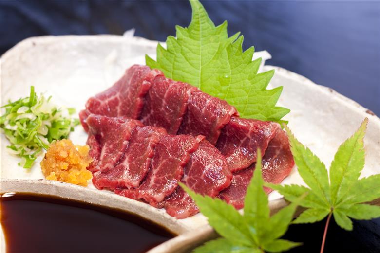 【定期便 全6回】赤身 馬刺し 200g 醤油付き150ml×1本 桜屋 肉 名産品 人気 美味しい 小分け 新鮮 名物 特産品 ヘルシー 高タンパク おすすめ 冷凍 父の日 母の日 お中元 御歳暮 おつまみ 晩酌 プレゼント 贈答用 熊本県 阿蘇市