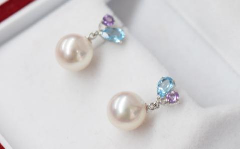 S085-301_7.5-8mm ブルートパーズ ライトアメジスト ホワイトトパーズ 半貴石 真珠 花珠級 スタッド ピアス 落ちない 揺れる ブラ 18k 18金 金 【K14WG】