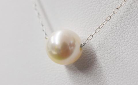 S101-338_天草産 9mm - 9.5mm 花珠級 一粒ペンダント スルー あこや真珠 ネックレス 【K18WG】 K18WG