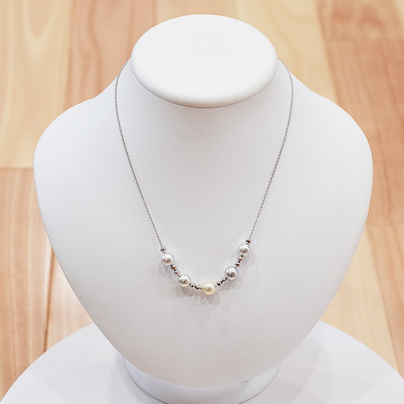 S101-377_あこや真珠 ナチュラルカラー マルチカラー 8mm - 8.5mm 5粒 ステーション ネックレス SV925 シルバー925 あずきチェーン 真珠 ミラーボール シリコン加工