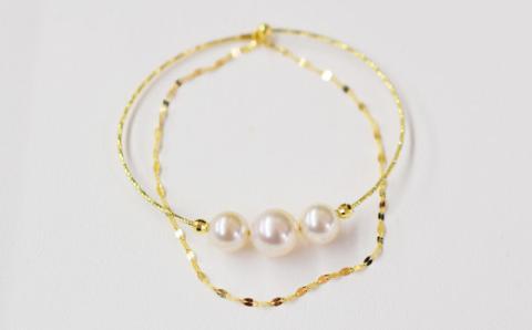 S085-281_天草産 7.5mm × 9mm あこや真珠 ホワイトピンク 3連 ブレスレット K18 シンプル 花珠級