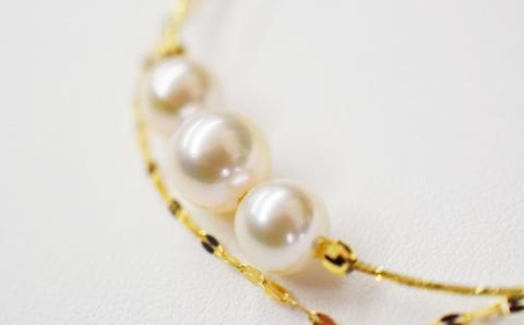 S085-281_天草産 7.5mm × 9mm あこや真珠 ホワイトピンク 3連 ブレスレット K18 シンプル 花珠級