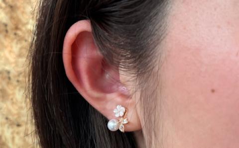 S085-302_5.5mm - 6mm K18PG ホワイトトパーズ シェル ピアス 半貴石 真珠 ピアス ピンク 花珠級 ベビーパール 両耳